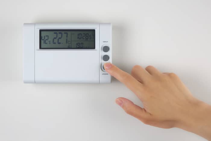 Non-programmable thermostat