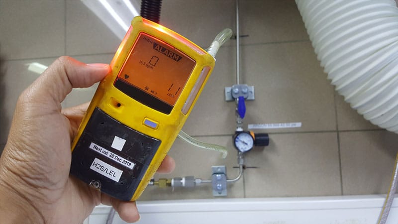 Someone holding a gas detector