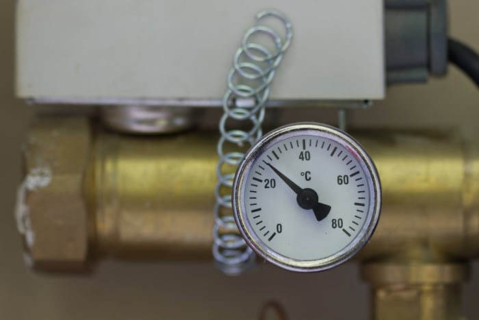 Pressure gauge marking 23 degrees celsius