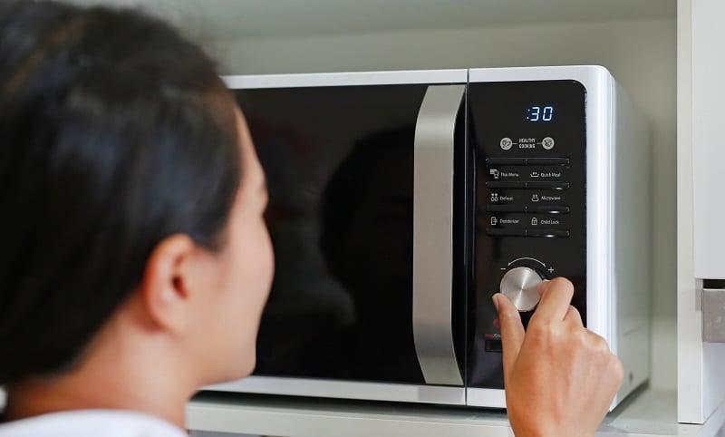 The power capacity that a microwave uses for defrosting