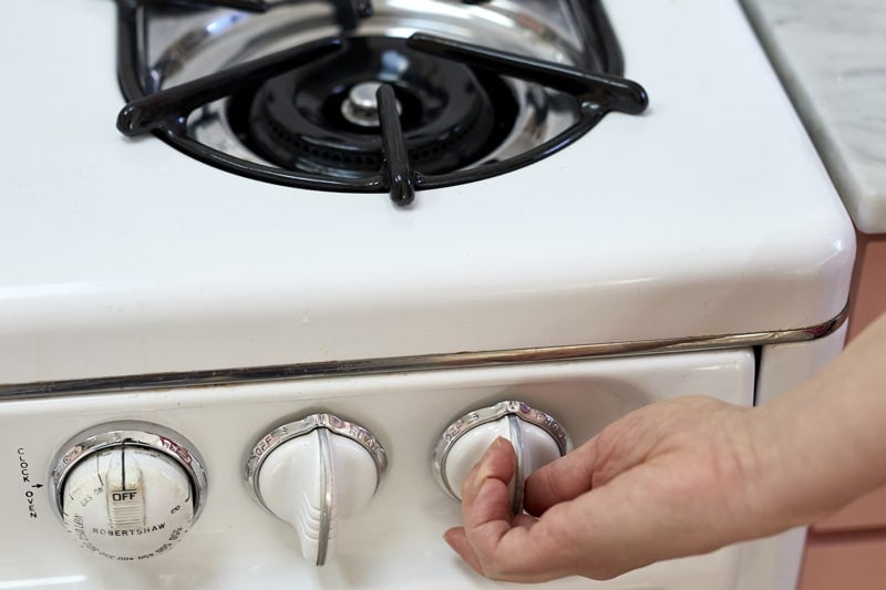 Hand turning oven knob
