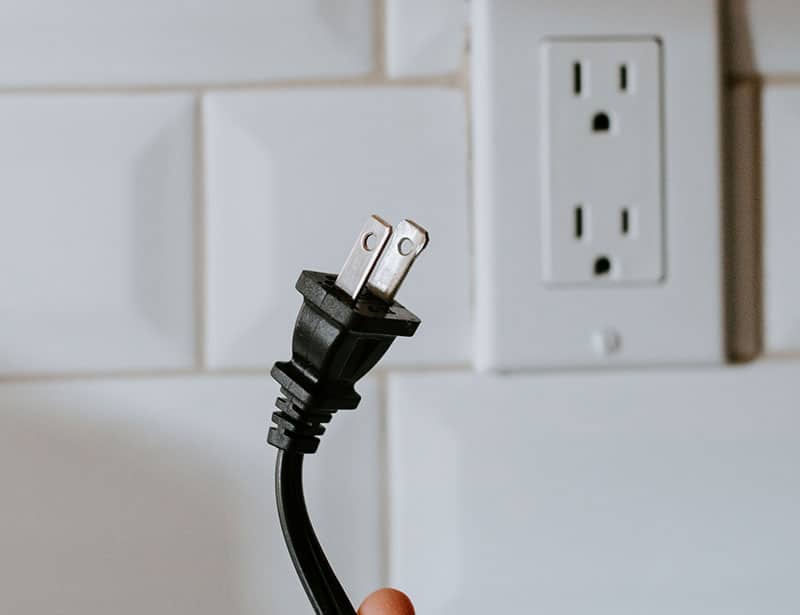 https://applianceanalysts.com/wp-content/uploads/2021/10/Unplug-freezer.jpg