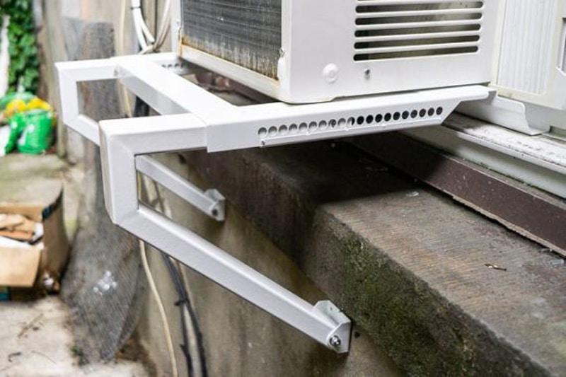 Window air conditioner correctly sited in support bracket 