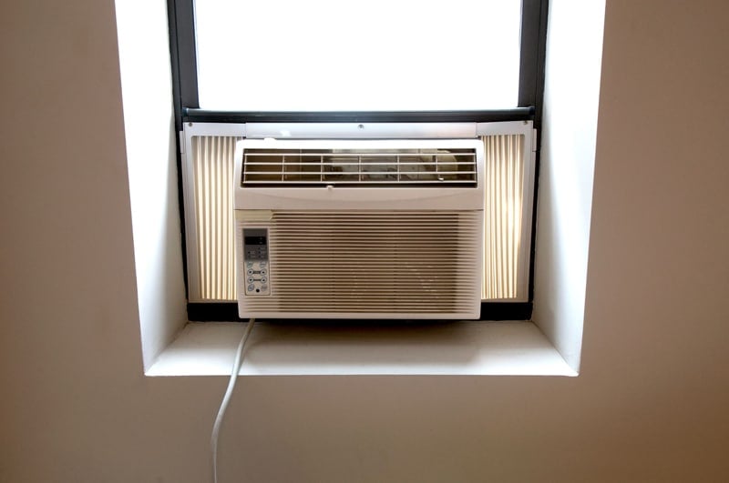 Window air conditioner correctly installed