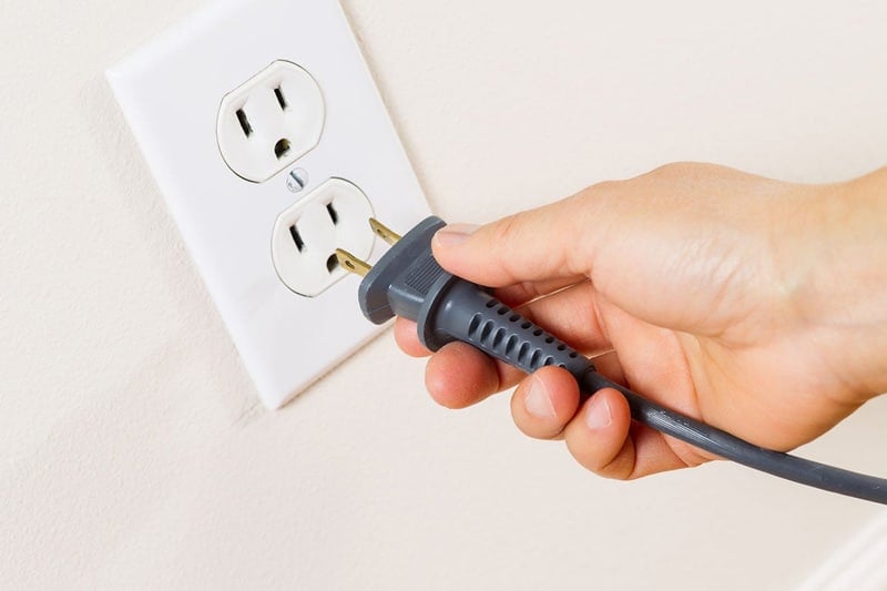 Connecting power cord to wall outlet