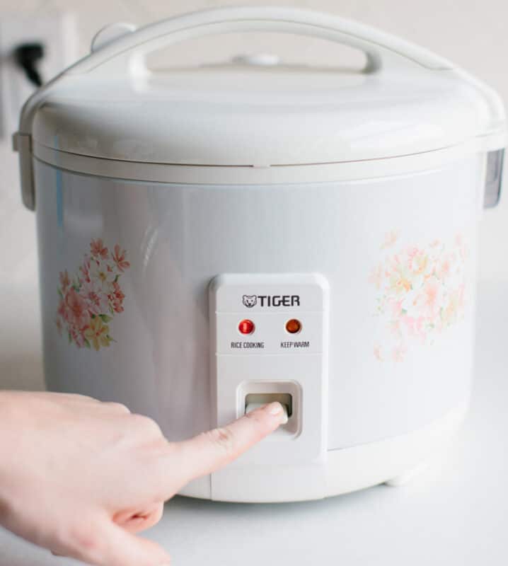 Pressing rice cooker knob