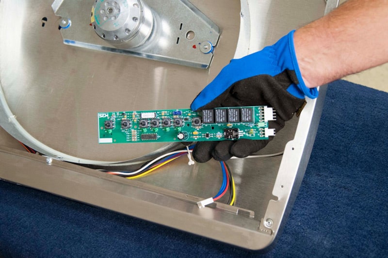 Hand replacing range hood electronic control board