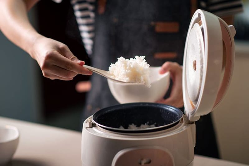 Taking out cold rice from rice cooker