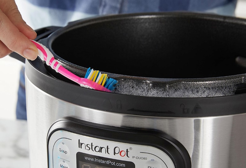 Cleaning pressure cooker with toothbrush 