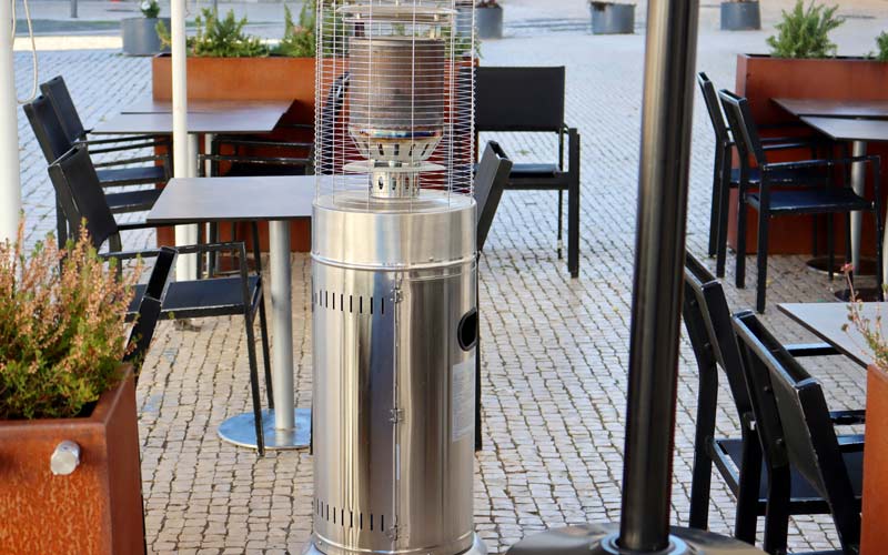An outdoor heater with a stainless reservoir