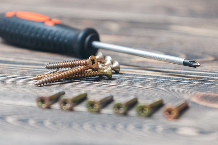 A screwdriver with several screws