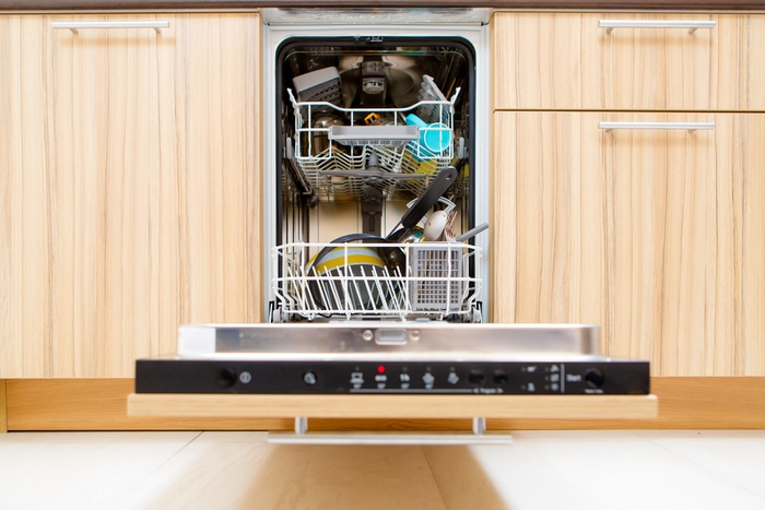 An open integrated dishwasher