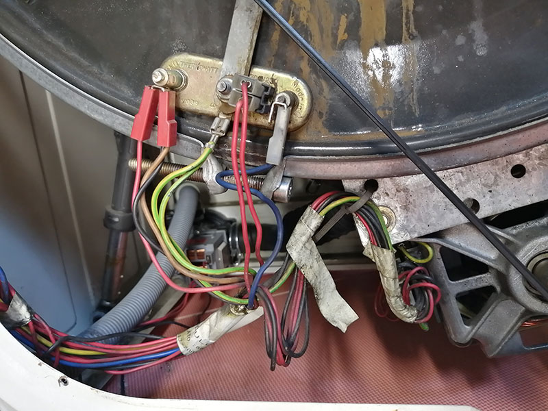 electrical wiring on a washer