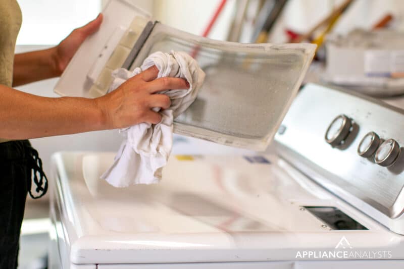 Cleaning dryer lint filter