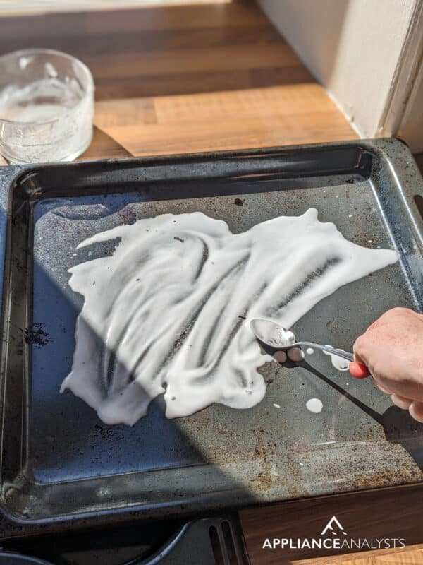 cleaning oven tray with baking soda