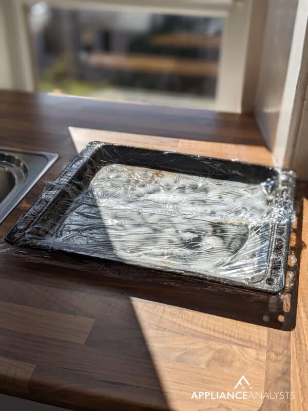 cleaning oven tray
